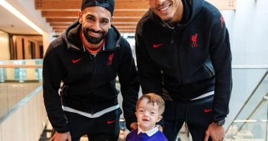 محمد صلاح وفان دايك يفاجئان طفل مصاب بمتلازمة وولف هيرشهورن.. فيديو