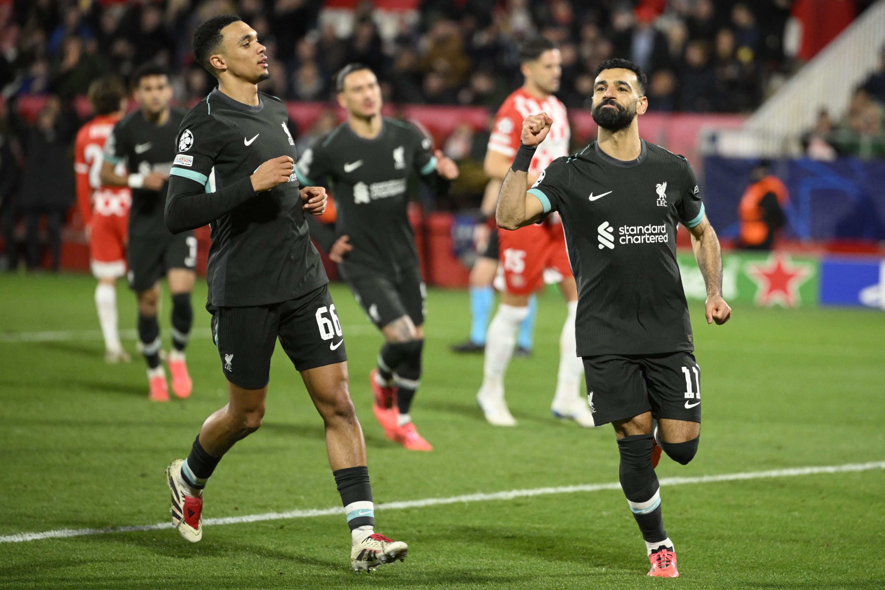 "كريستيانو رونالدو رد بلا رحمة" .. لاعب سابق يطلب الحصول على كرة نجم النصر الذهبية لهذا السبب! | 