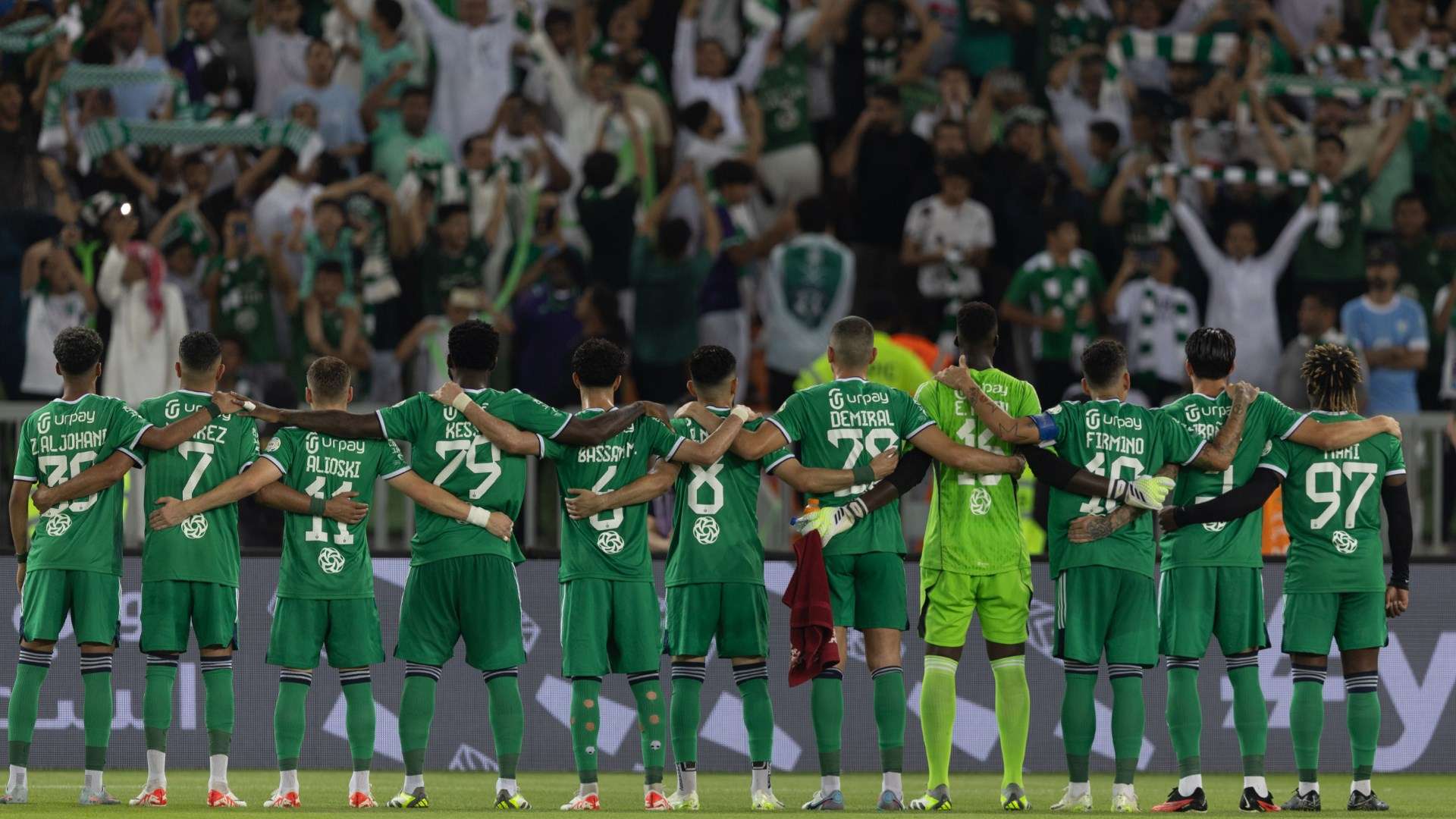 "رفض التصوير مع الكأس ولوكا مودريتش أقنعه بطريقة عاطفية" .. نجم ريال مدريد يثير الجدل بعد السوبر الأوروبي | 