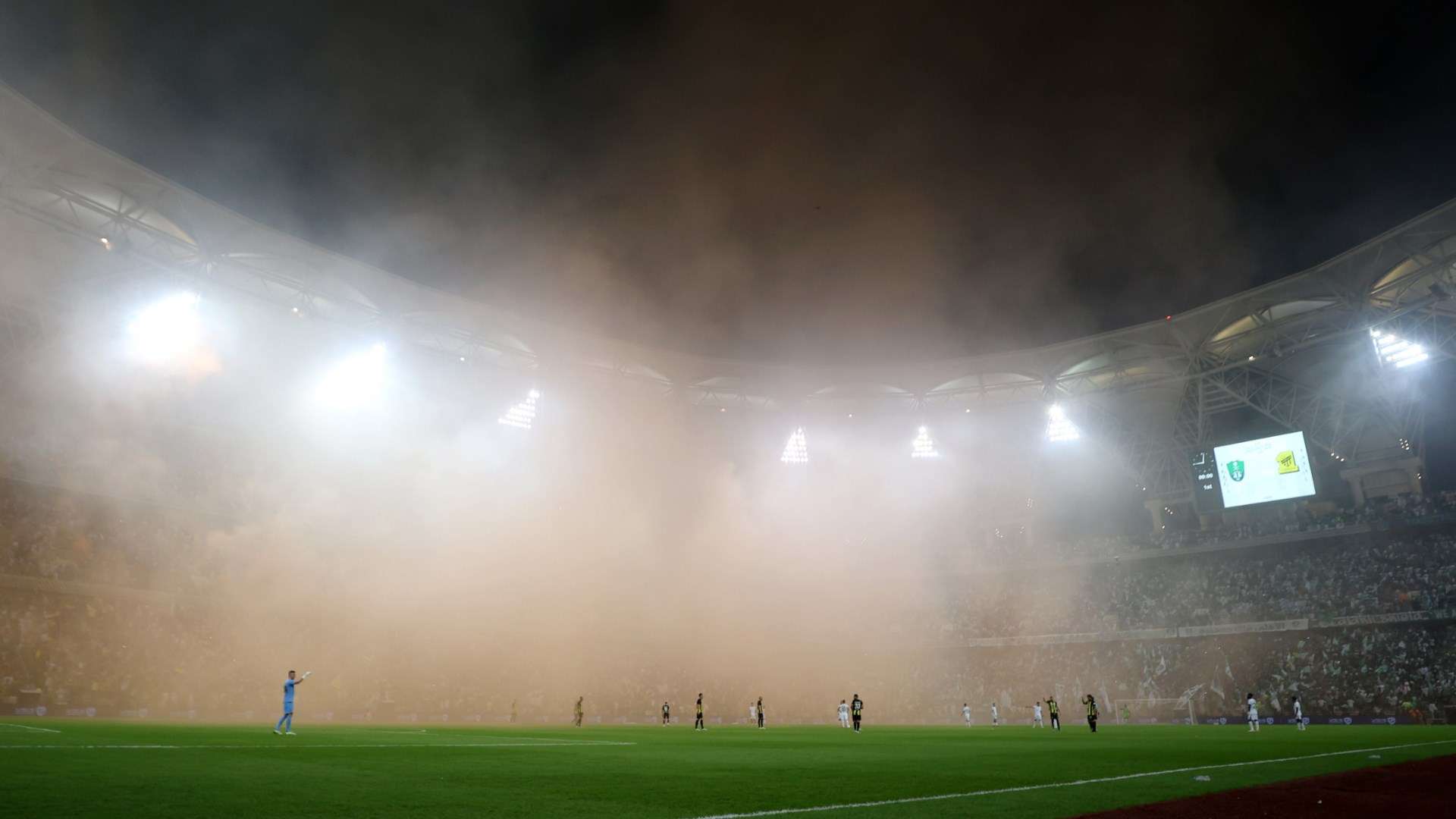 فيديو: مشجع هلالي يفاجئ أندريه كاريو بتصرف غريب بعد مباراة الزمالك! 