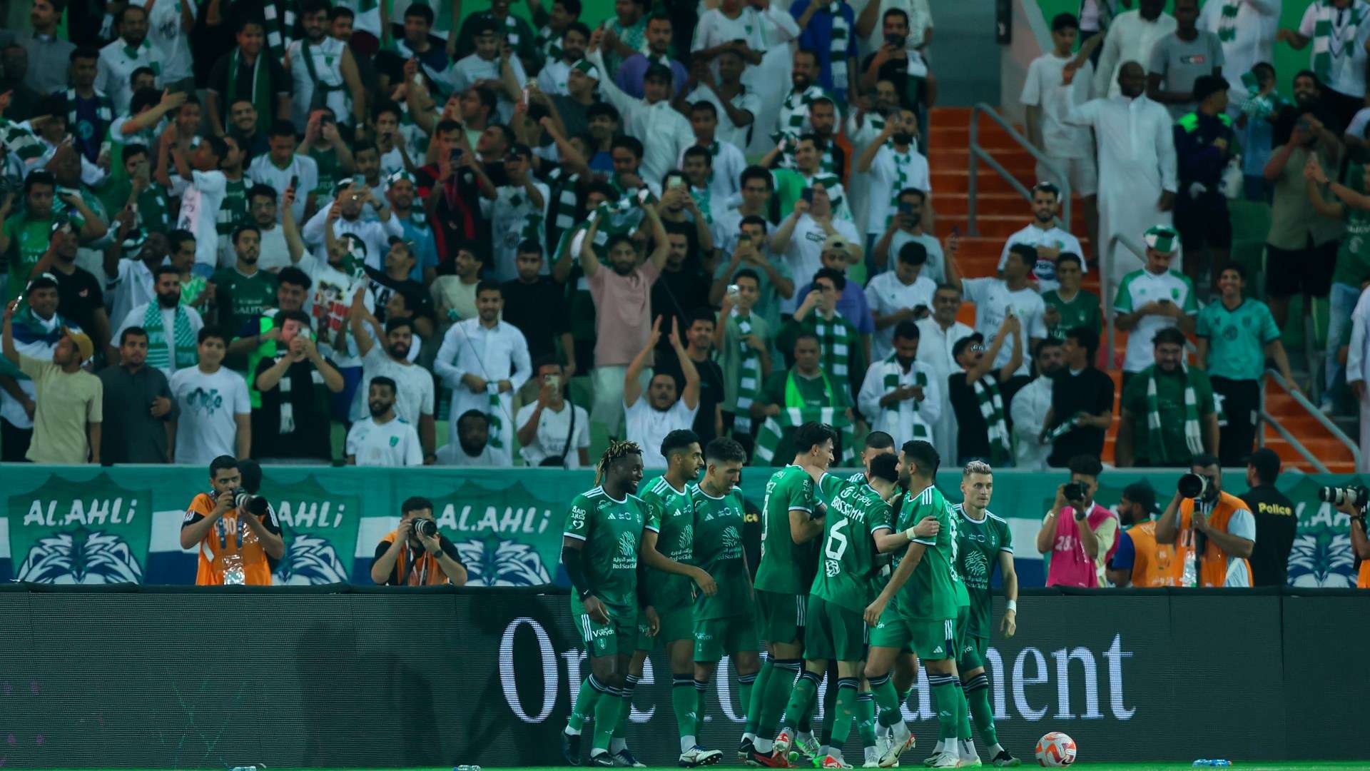 "لماذا تسألني عن الهلال؟!" .. كريم بنزيما يغضب ويدافع عن الدوري السعودي | 