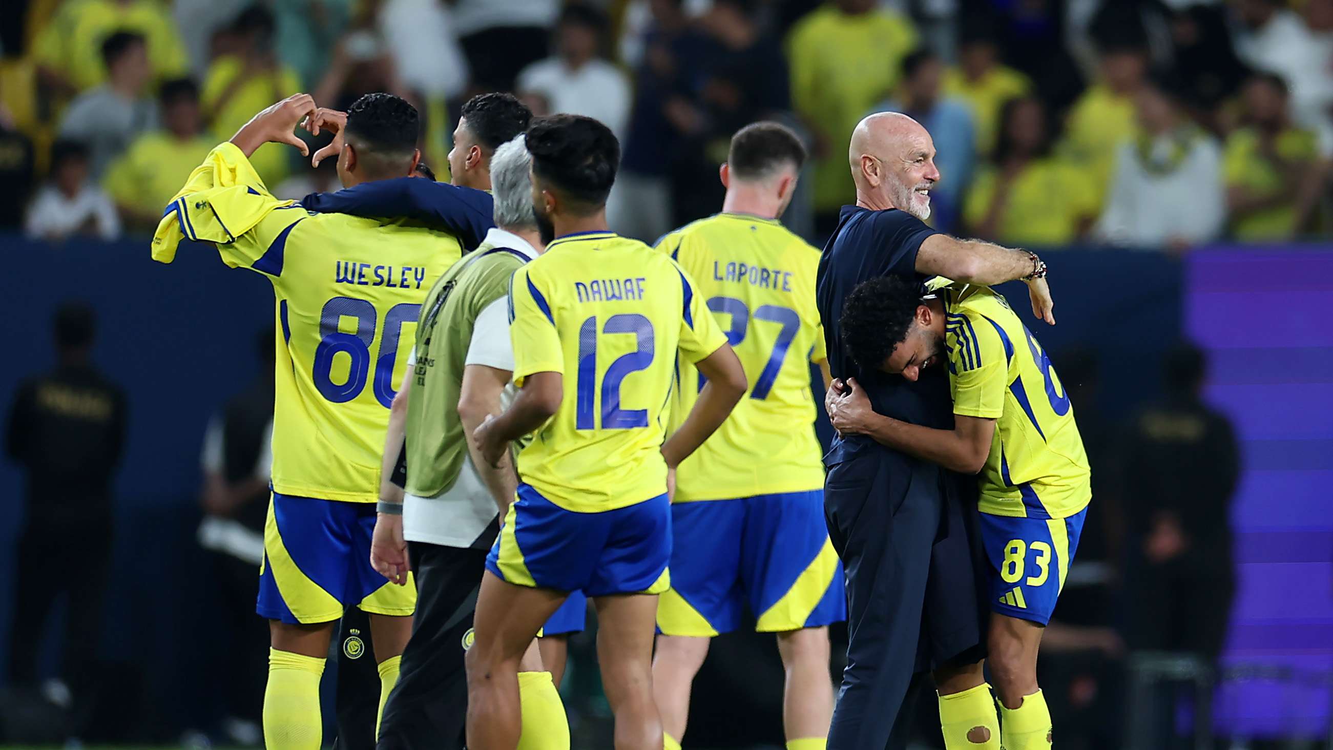 فيديو | رغم خسارة الديربي .. لاعب النصر يستجيب بروح رياضية لـ"طلب غريب" من مشجع هلالي | 