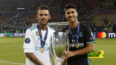 لاعبو ريال مدريد يجرون عمليات الإحماء قبل مباراة أتالانتا 