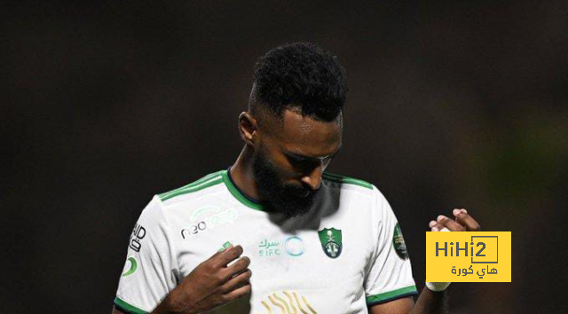 خط دفاع الأهلي أمام الطائي في الدوري السعودي 