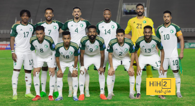 "طعن ابن عمه وتاجر مخدرات" .. لاعب أياكس السابق يسقط في يد الشرطة بدبي! | 