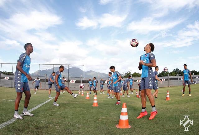 رسميًا.. مامادو فال لاعبًا لرديف برشلونة 