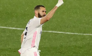 لم يعتبروه نجمًا!.. غياب تام لـ رياض محرز عن وثائقي الدوري السعودي - Scores 