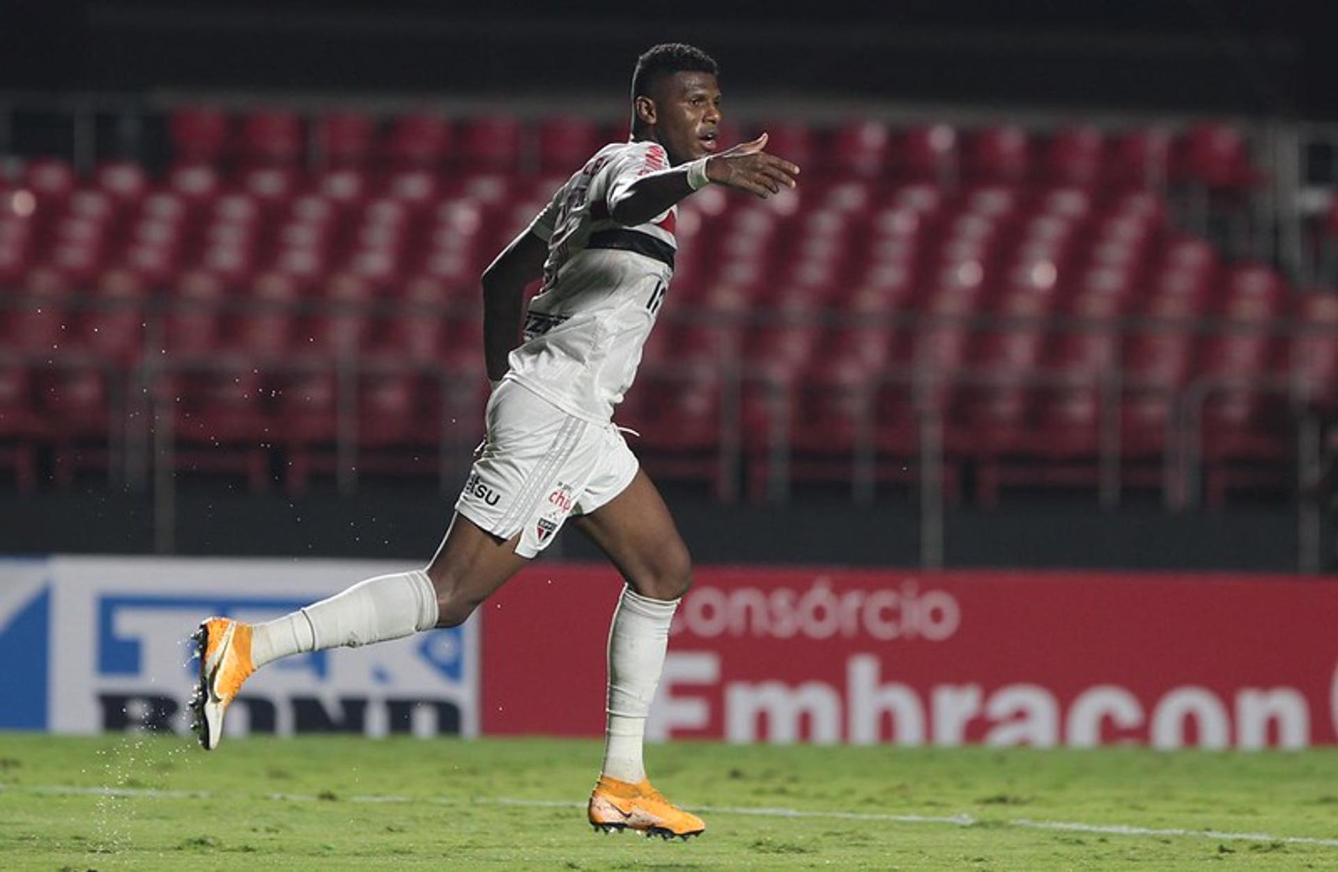 كوليبالي يتحدث عن ظروف كلاسيكو الهلال والأهلي 