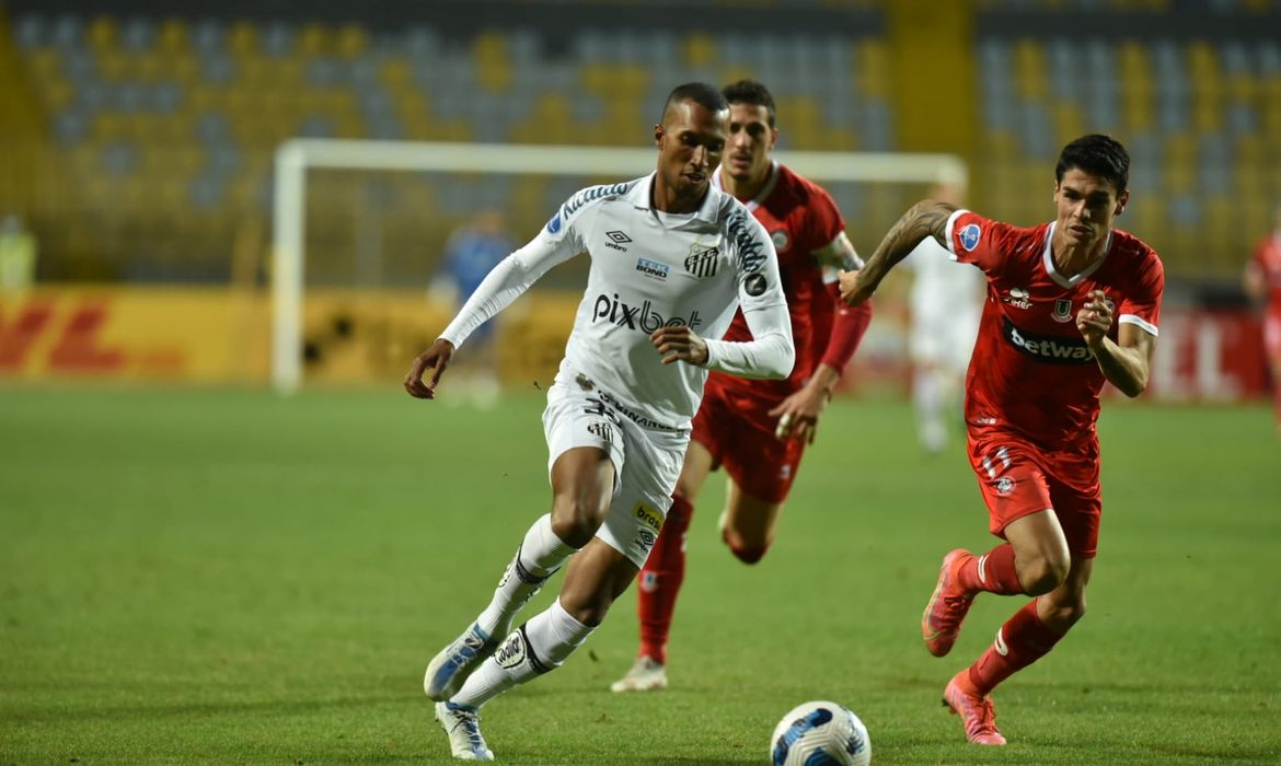 دفاع الهلال أمام النصر في نهائي كأس الملك 