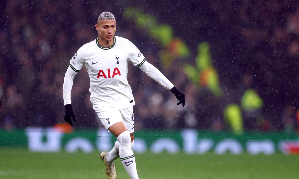 "عاملوا الهلال مثل ريال مدريد" .. وليد الفراج يُثير الجدل مجددًا بشأن أزمة التأجيل! | 