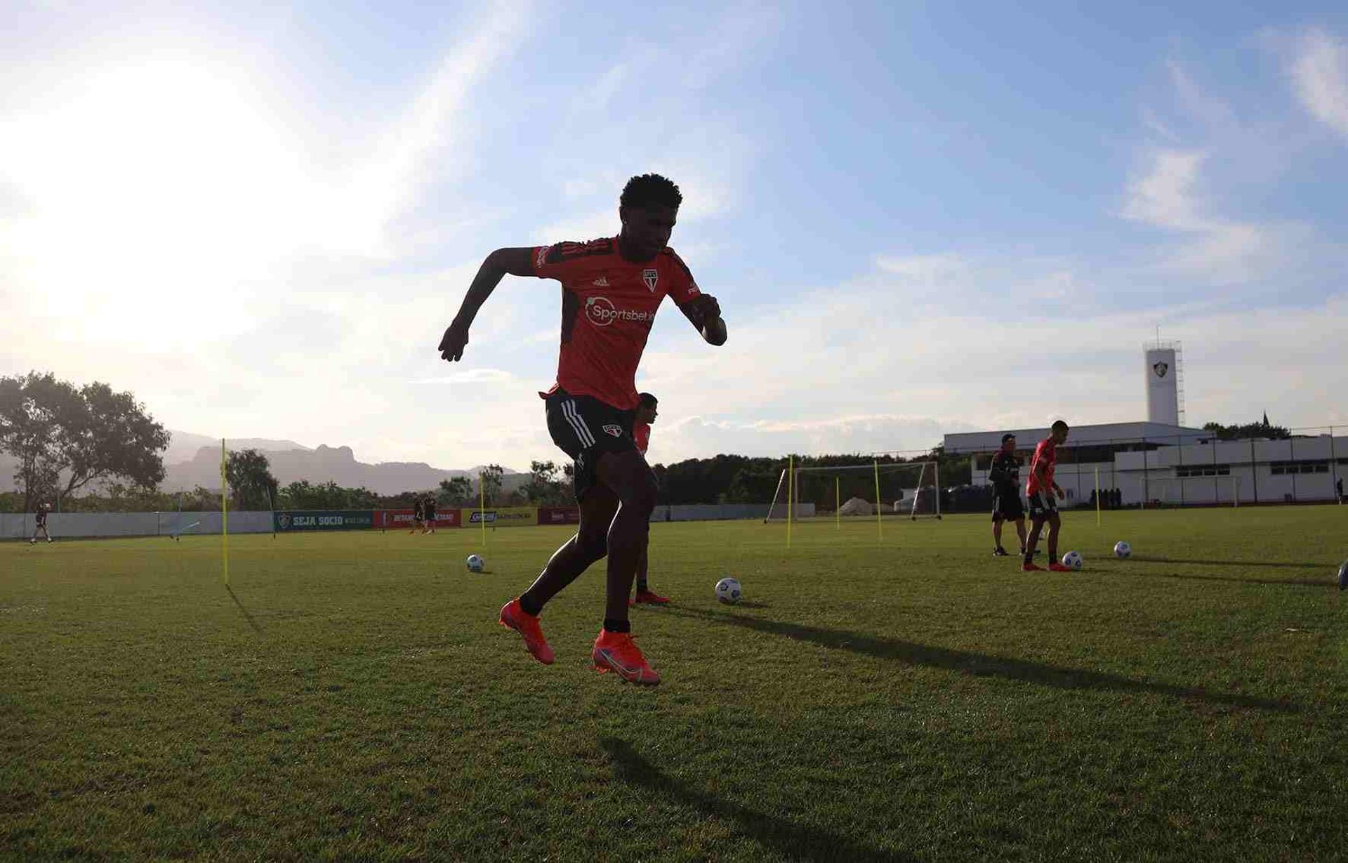 أفضل لاعب في الشوط الأول بين الهلال وأبها 