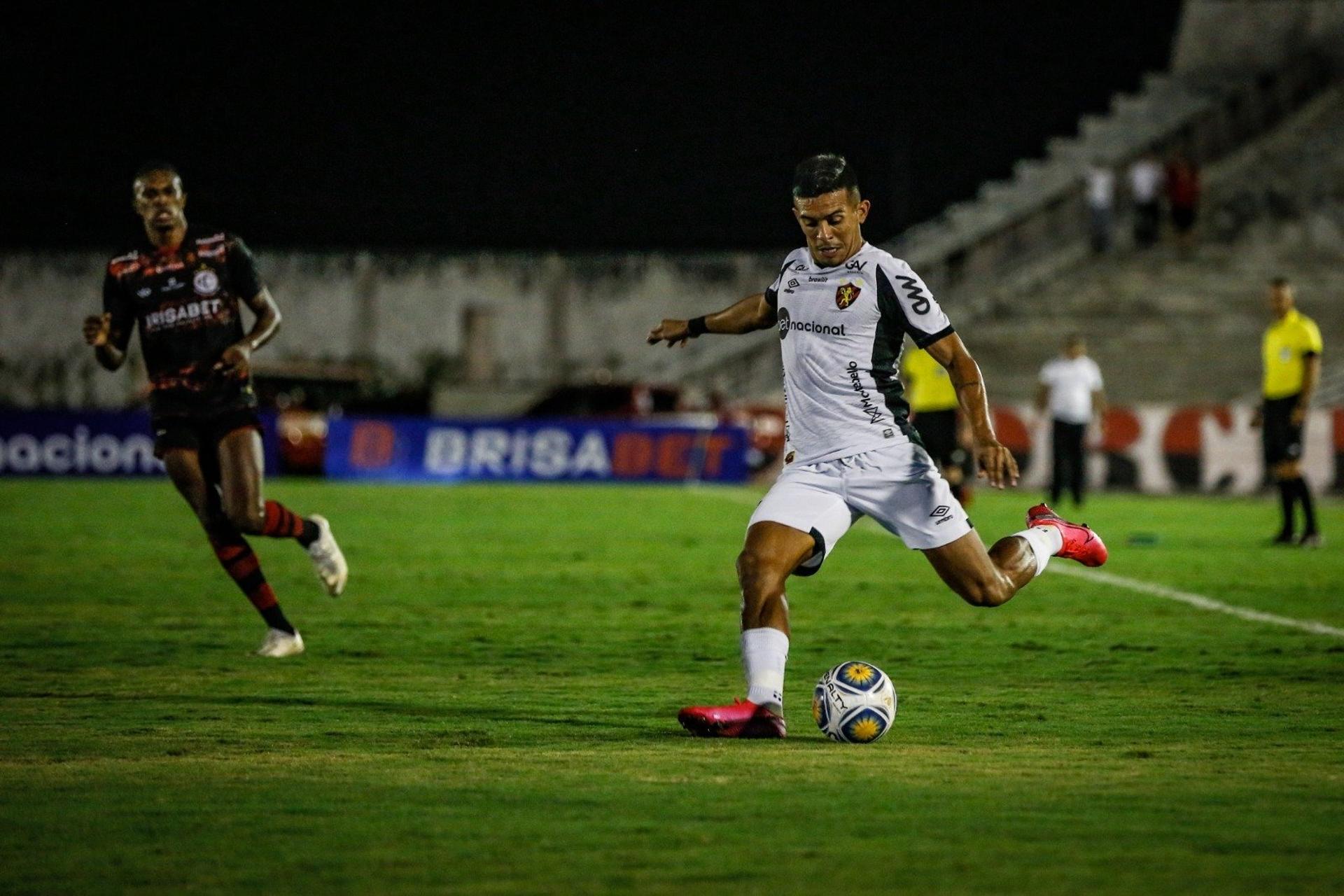 هل تعمد ذلك؟ .. إيقاف نجم الهلال رسميًا وغيابه أمام الاتحاد | 