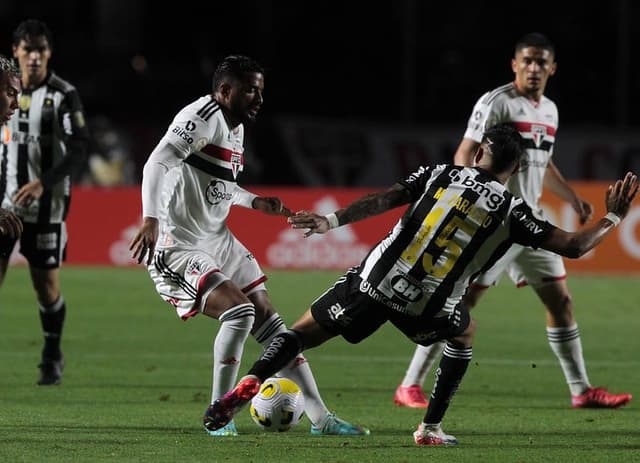 مدرب ريال بيتيس يتحدث عن إمكانية التعاقد مع لويز فيليبي حال رحيله عن الاتحاد 