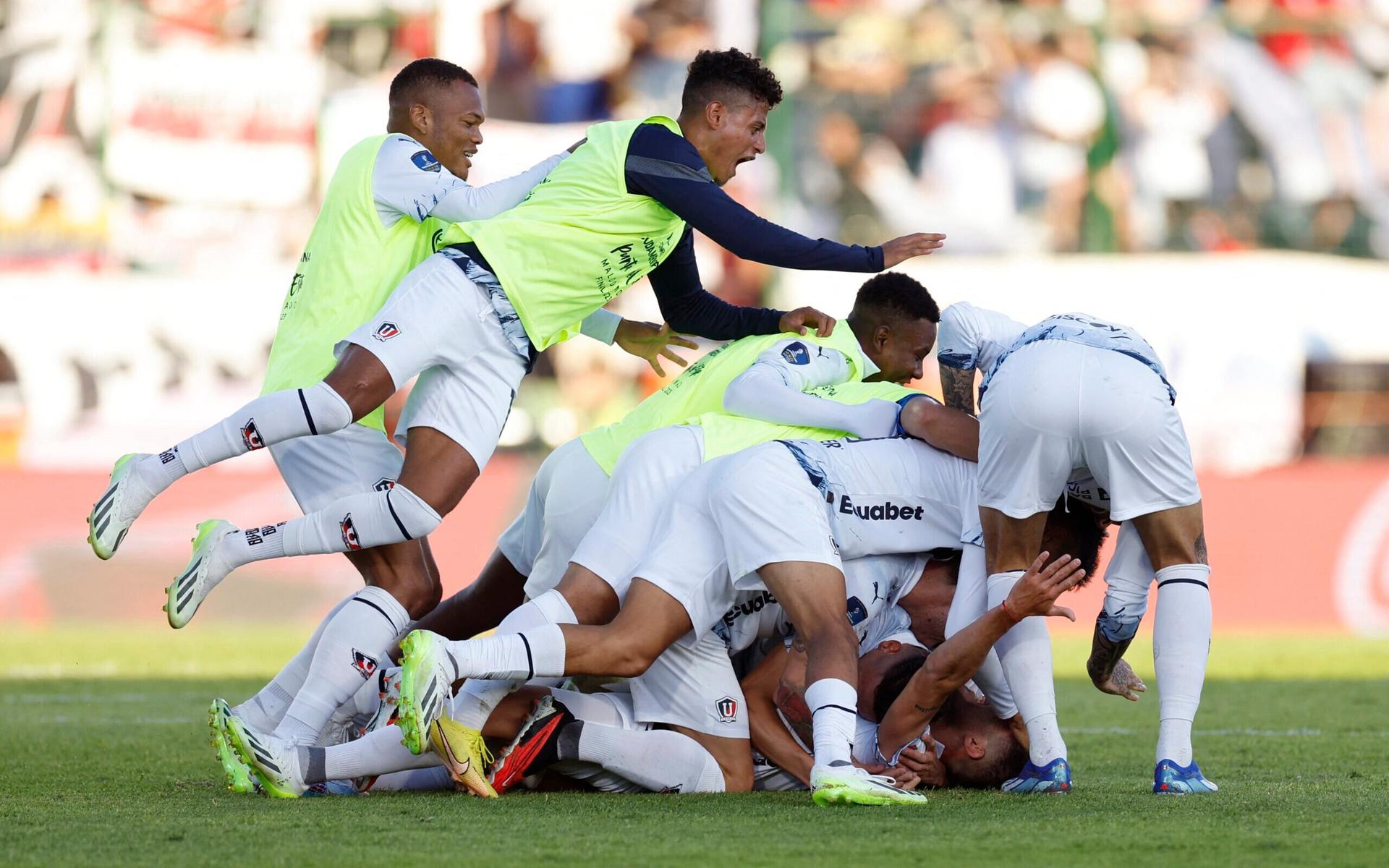 انتقادات لاذعة للاعبي الزعيم .. "الهلال شوه سمعة الدوري السعودي بما فعله أمام الحزم!" | 