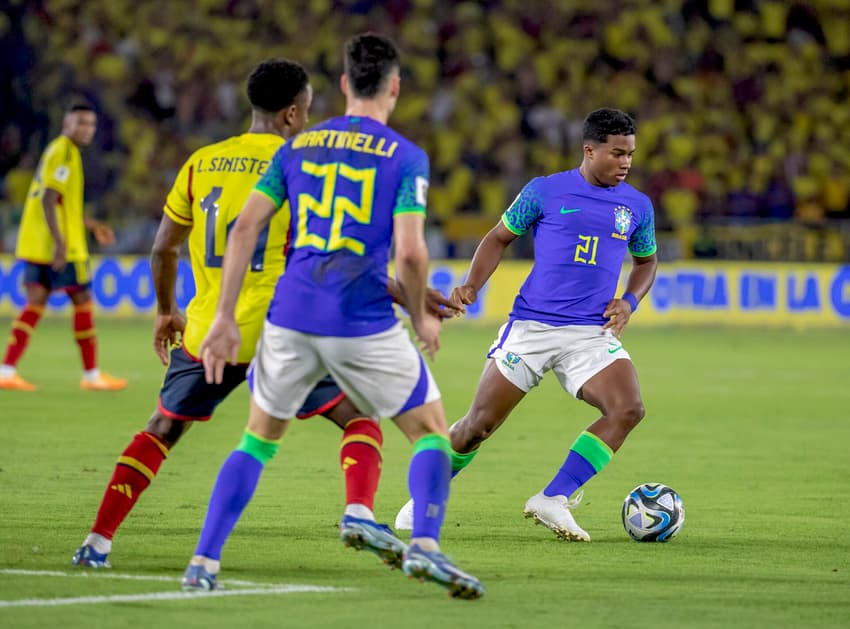 بالصور.. لاعب الخليج يستفز جماهير الهلال 