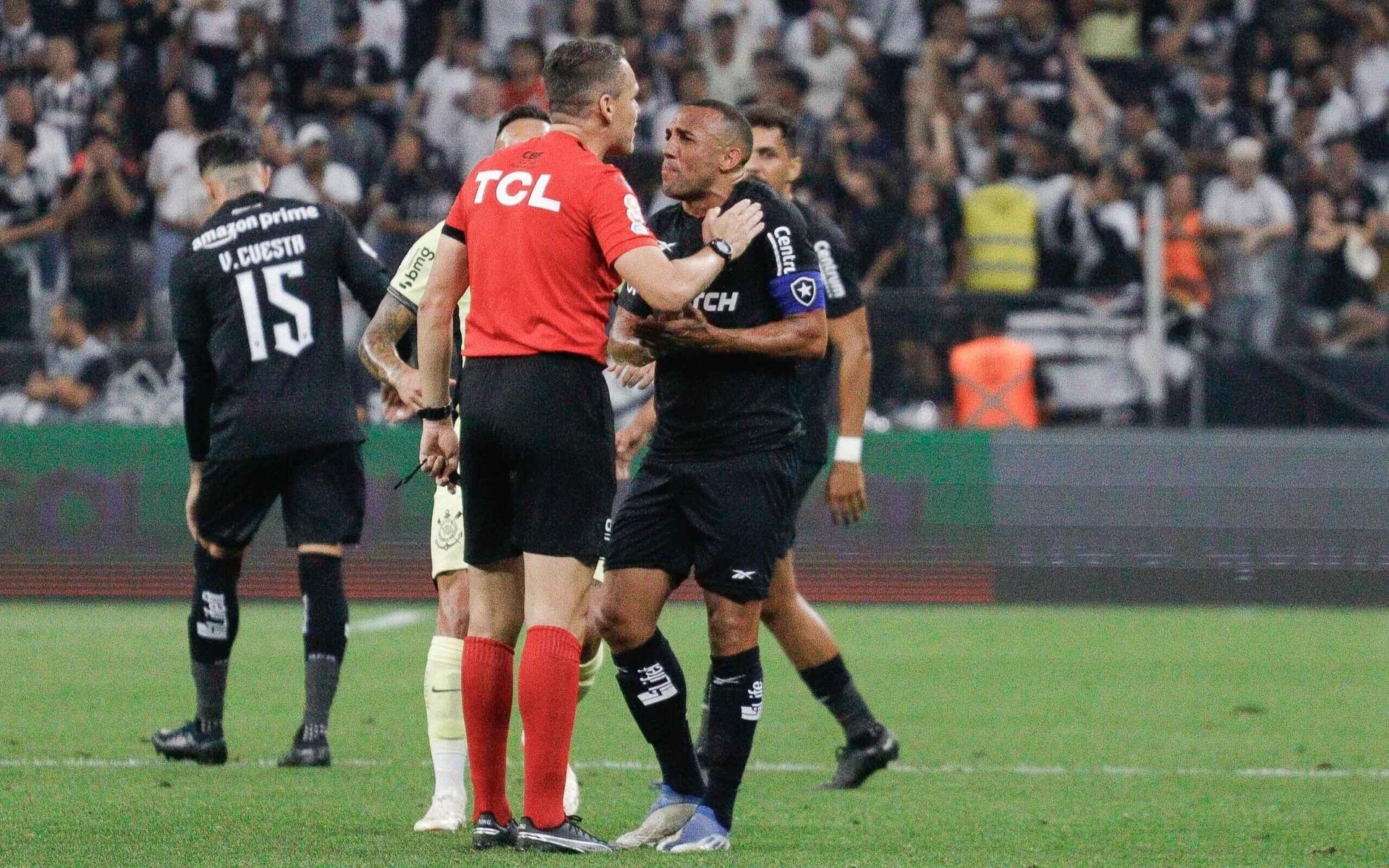 عادل عقل: VAR يتسبب فى أسرع طرد فى الدورى بمباراة الزمالك والمحلة.. والقرار صحيح 