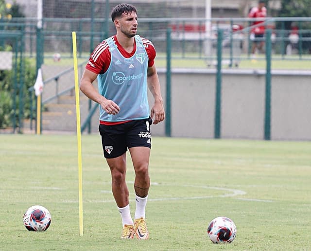 لاعب منتخب إنجلترا : نجم يونايتد السابق والدي الروحي 