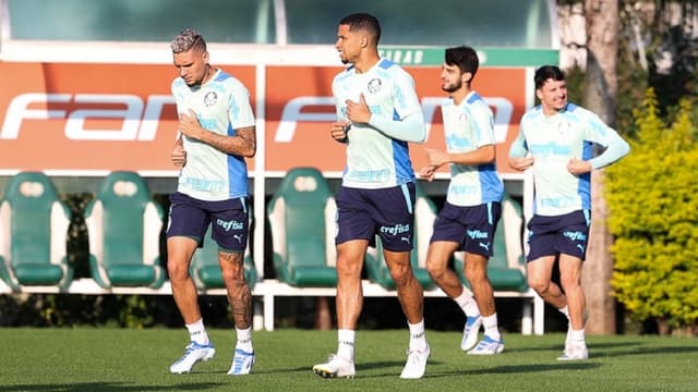 قدوم بيلينجهام لريال مدريد يعقد وضع سيبايوس 