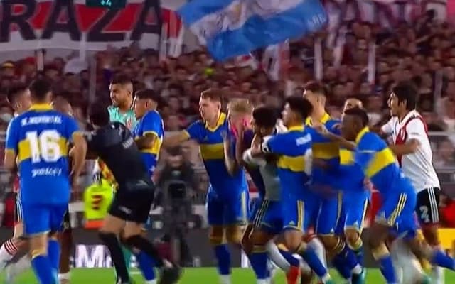 النور يسطع في الموسم المظلم .. الاتحاد ينتزع بطولة من الهلال وأنمار الحائلي يحتفل! | 